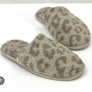 Brand New leopard print BAREFOOT DREAMS slippers.
